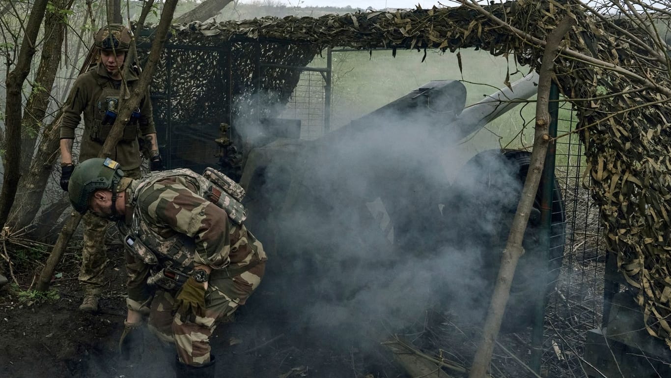Ukrainische Soldaten feuern eine Kanone in der Nähe von Bachmut ab: In der Stadt in der Region Donezk gehen die Kämpfe gegen die russischen Truppen ununterbrochen weiter.