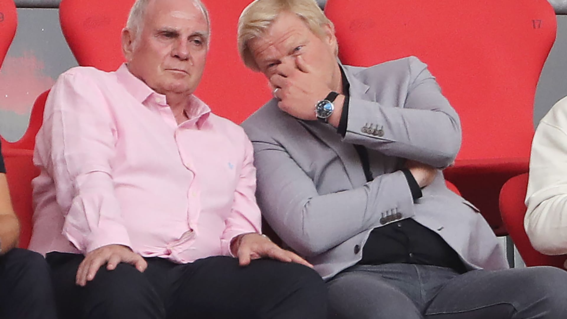 Ein Bild aus besseren Tagen: Uli Hoeneß und Oliver Kahn (r.) auf der Tribüne des FC Bayern (Archivbild).