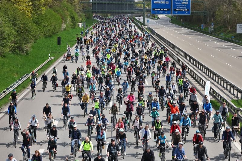 Die A96: Tausende von Radfahrenden fahren auf der Autobahn.
