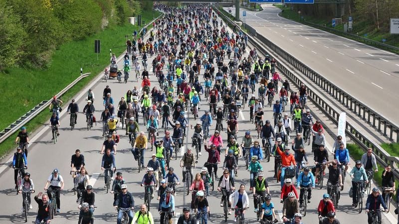 Die A96: Tausende von Radfahrenden fahren auf der Autobahn.