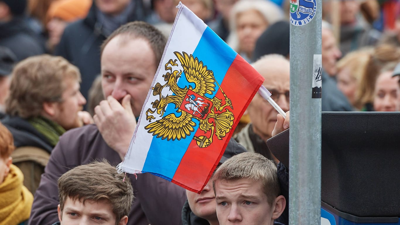 Die russische Flagge beim Berliner Ostermarsch: Darf sie am 9. Mai wehen?