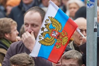 Die russische Flagge beim Berliner Ostermarsch: Darf sie am 9. Mai wehen?