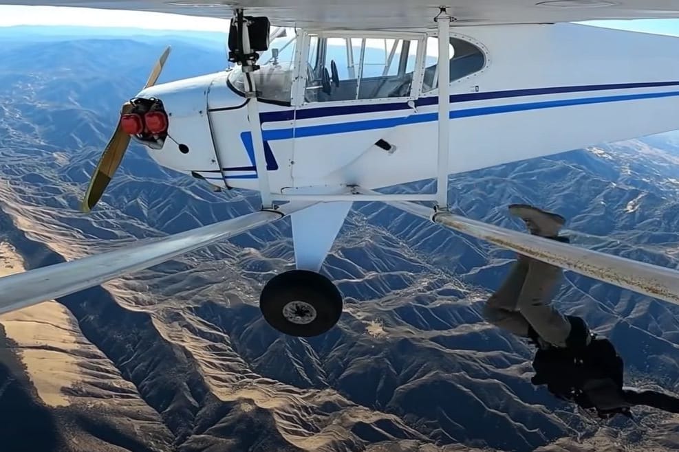 YouTuber springt aus seinem Flugzeug: Der geplante Absturz könnte dem Mann eine lange Gefängnisstrafe einbringen.