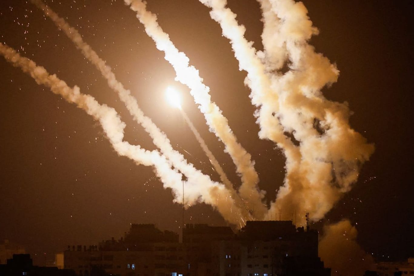Raketen werden aus Gaza Richtung Israel abgefeuert: Zuvor war ein Dschihad-Kommandeur getötet worden.