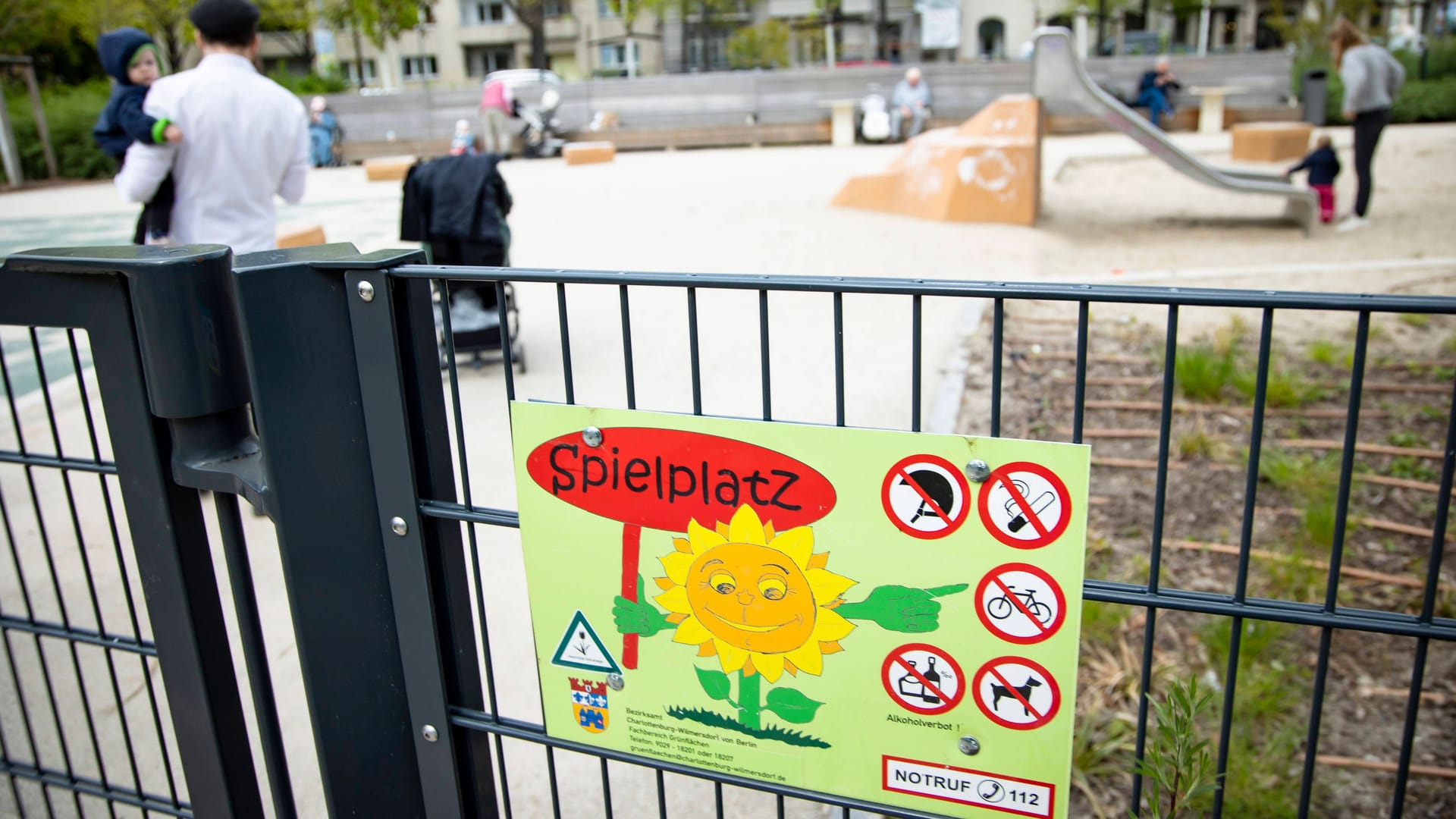 Verbotsschild an Kinderspielplatz (Symbolbild): Im Wedding wurde eine Gruppe Kinder bedroht.