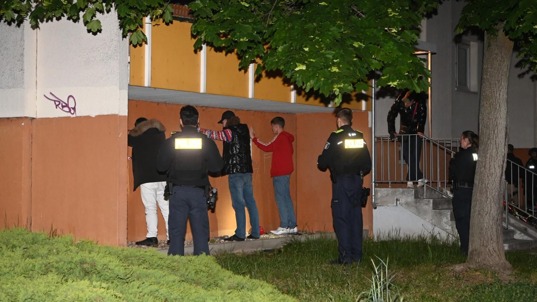 In den frühen Stunden des Tages eskalierte eine Auseinandersetzung zwischen Jugendgruppen in der Golliner Straße in Marzahn, Berlin, was zu Schüssen und Verletzungen führte. Nach vorläufigen Erkenntnissen wurden zwei Jugendliche verletzt. In den frühen Stunden des Tages eskalierte eine Auseinandersetzung zwischen Jugendgruppen in der Golliner Straße in Marzahn, Berlin, was zu Schüssen und Verletzungen führte. Nach vorläufigen Erkenntnissen wurden zwei Jugendliche verletzt.
