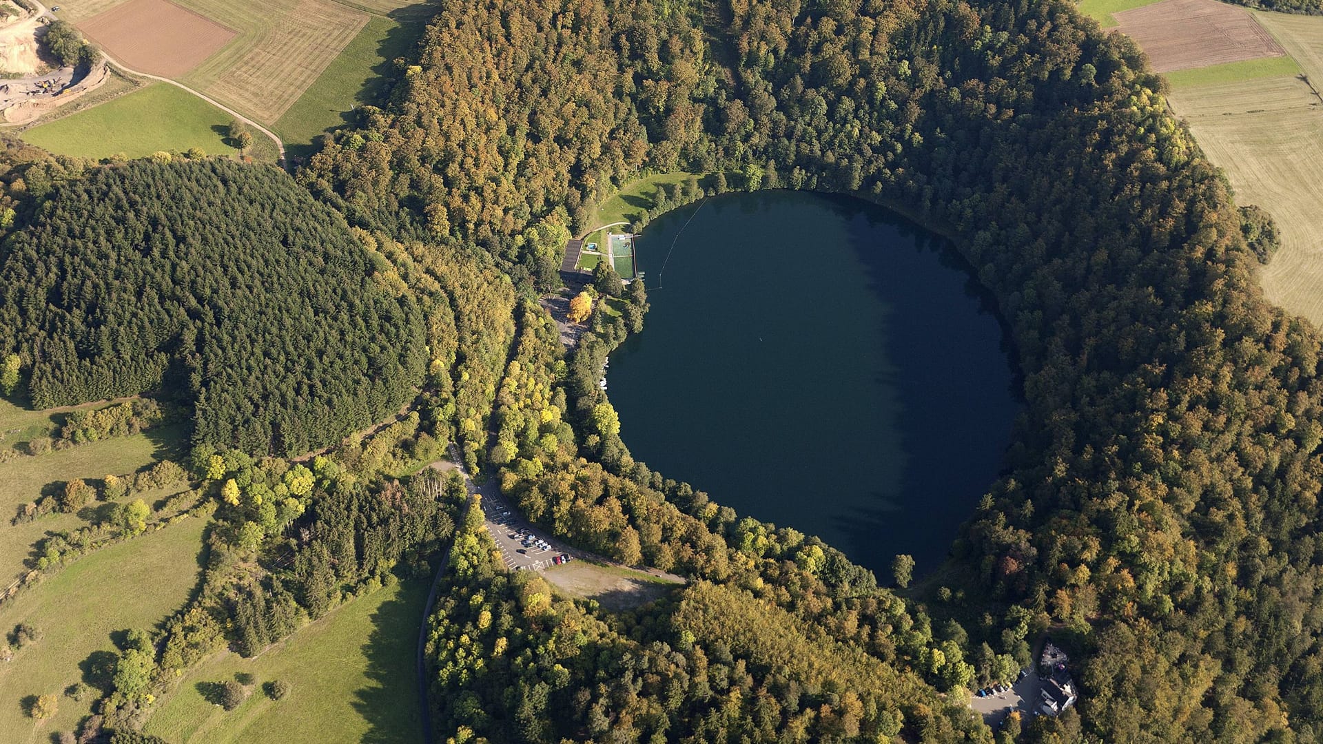 Daun Maare (Archivbild): Die Eifel ist geprägt von vulkanischen Gebieten. In einigen Kratern haben sich über die Zeit Seen gebildet.