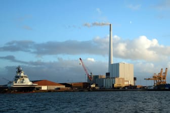 Der Hafen von Esbjerg mit dem Kohlekraftwerk (Archivbild): Spätestens im Sommer 2024 soll das Kraftwerk vom Netz gehen.