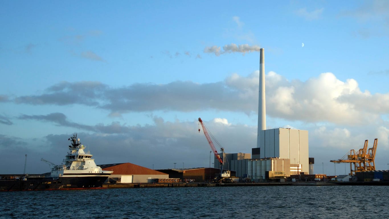Der Hafen von Esbjerg mit dem Kohlekraftwerk (Archivbild): Spätestens im Sommer 2024 soll das Kraftwerk vom Netz gehen.