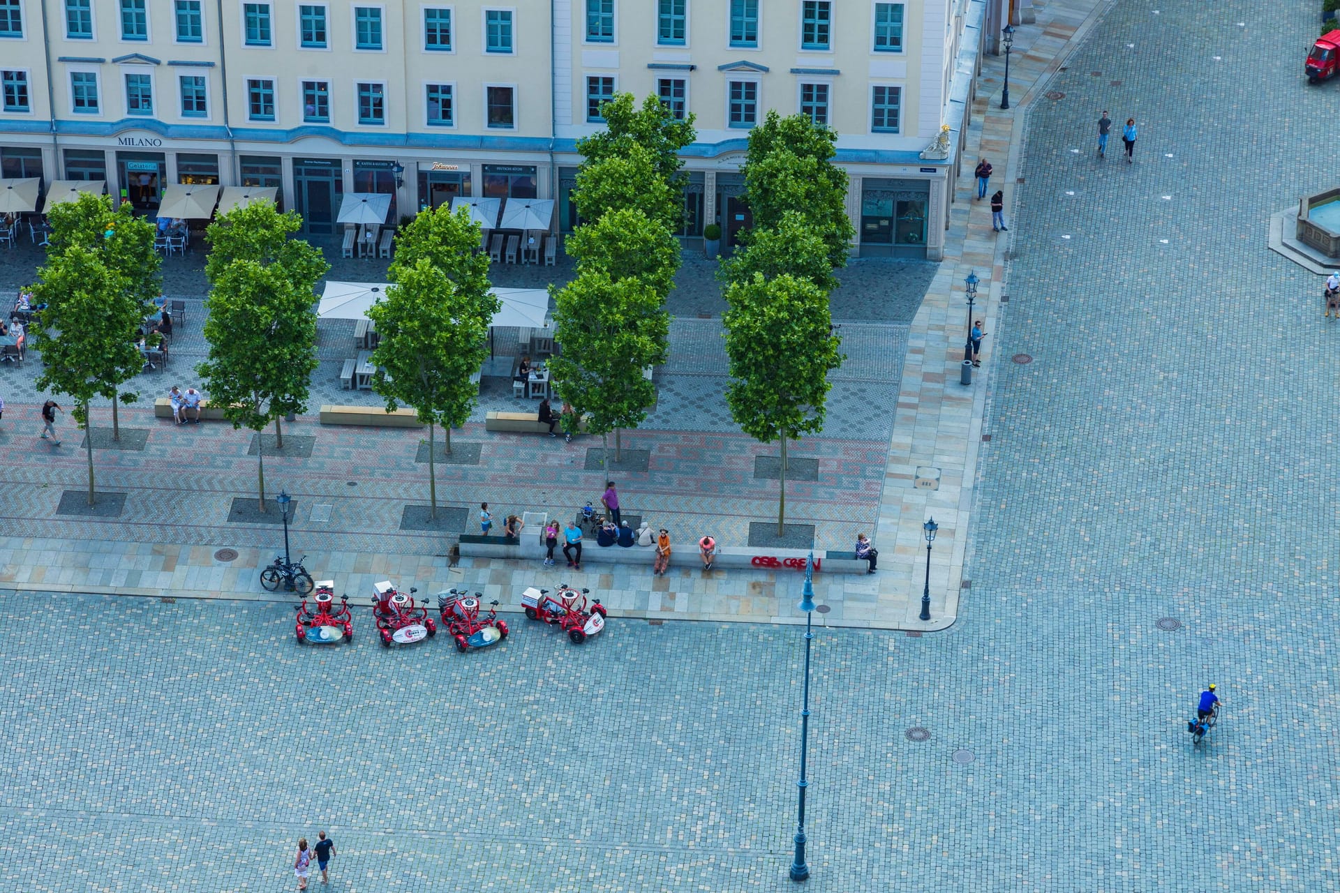 Dresden Neumarkt Blick aus der Laterne der Dresdner Frauenkirche auf den Neumarkt mit dem neu errichteten Gewandhaus.