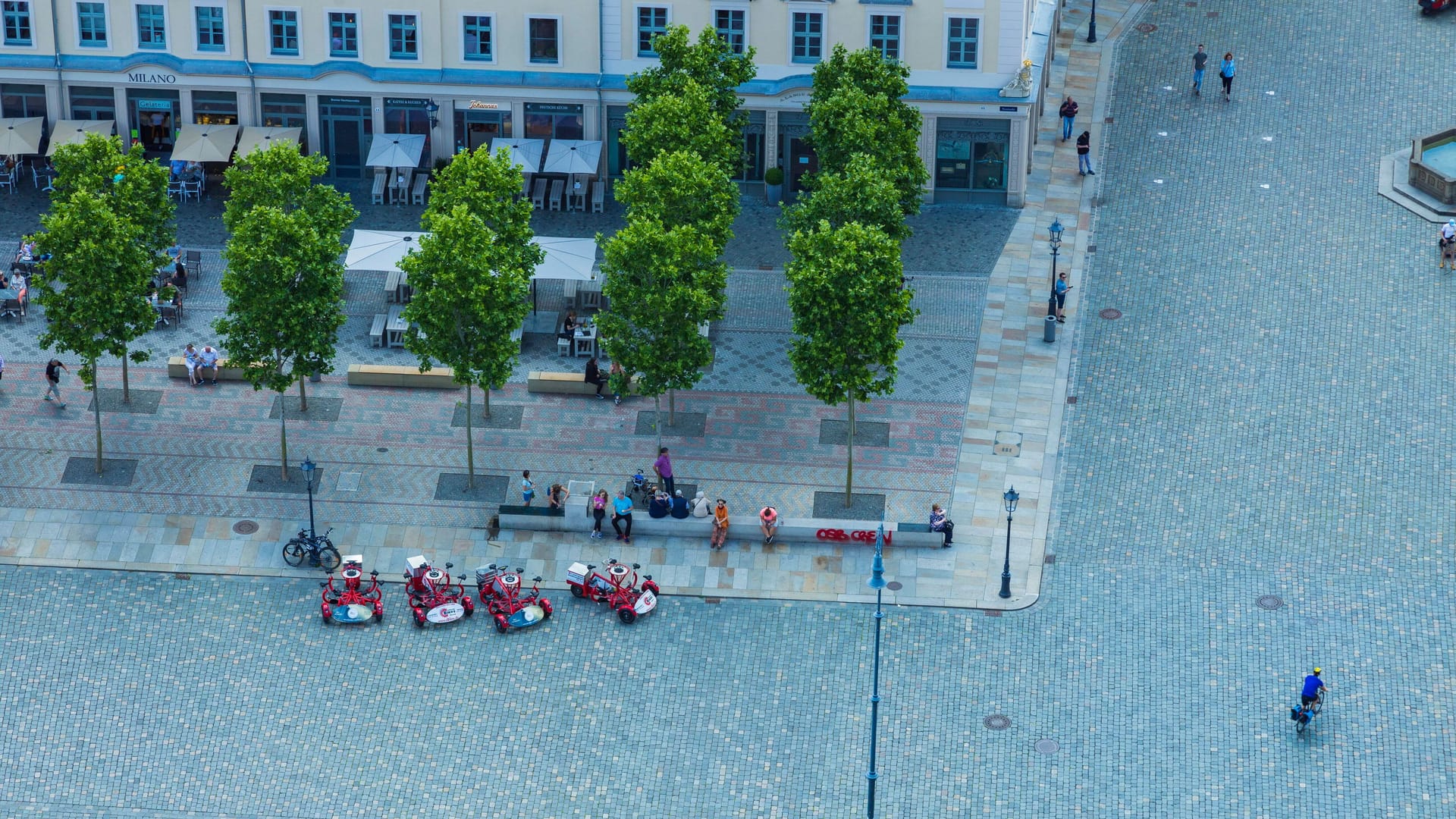 Dresden Neumarkt Blick aus der Laterne der Dresdner Frauenkirche auf den Neumarkt mit dem neu errichteten Gewandhaus.