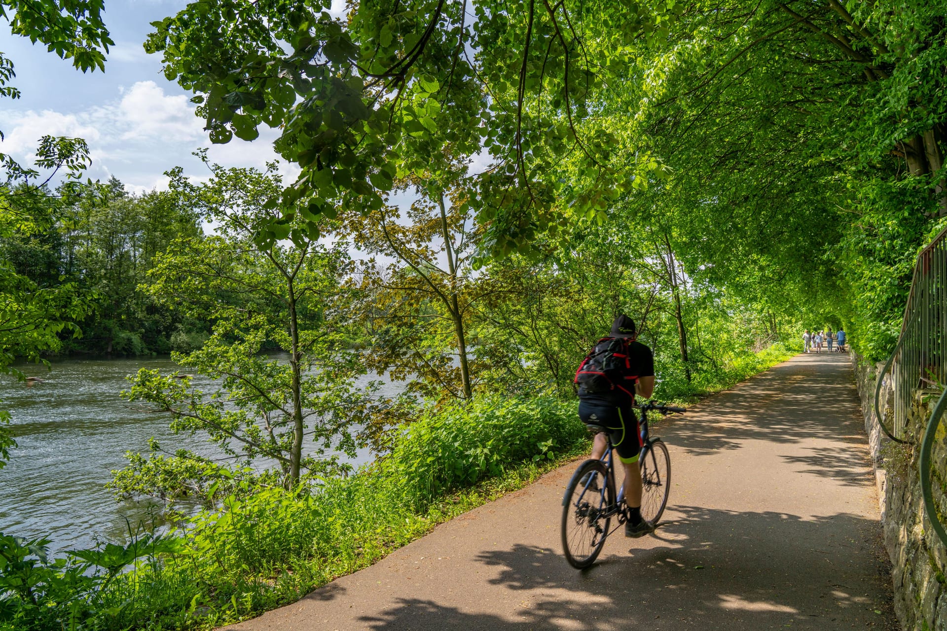 Ein Fahrradfahrer auf einem Radweg am Wasser (Symbolbild): Am Donnerstag stoppte die Polizei in Singen einen völlig betrunkenen Radler.