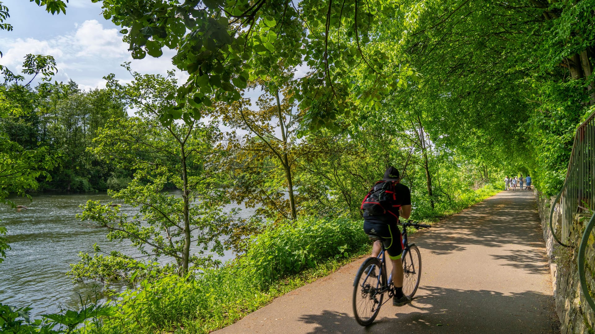 Ein Fahrradfahrer auf einem Radweg am Wasser (Symbolbild): Am Donnerstag stoppte die Polizei in Singen einen völlig betrunkenen Radler.