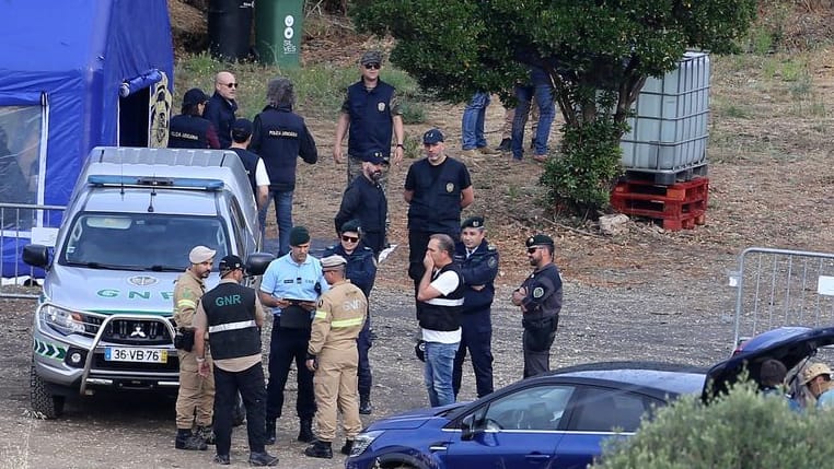 Polizisten unterhalten sich an einem Einsatzzelt in der Nähe von Barragem do Arade (Portugal): Deutsche und portugiesische Behörden haben eine neue Suchaktion im Fall "Maddie" gestartet.