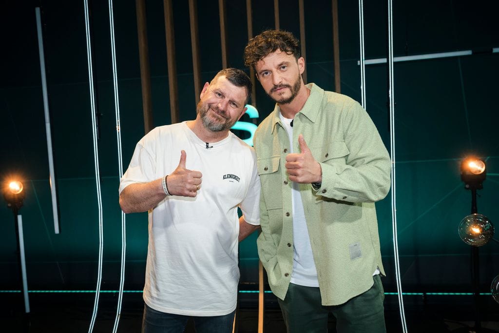 Steffen Baumgart und Tommi Schmitt posieren zusammen: Baumgart war zu Gast bei "Studio Schmitt".