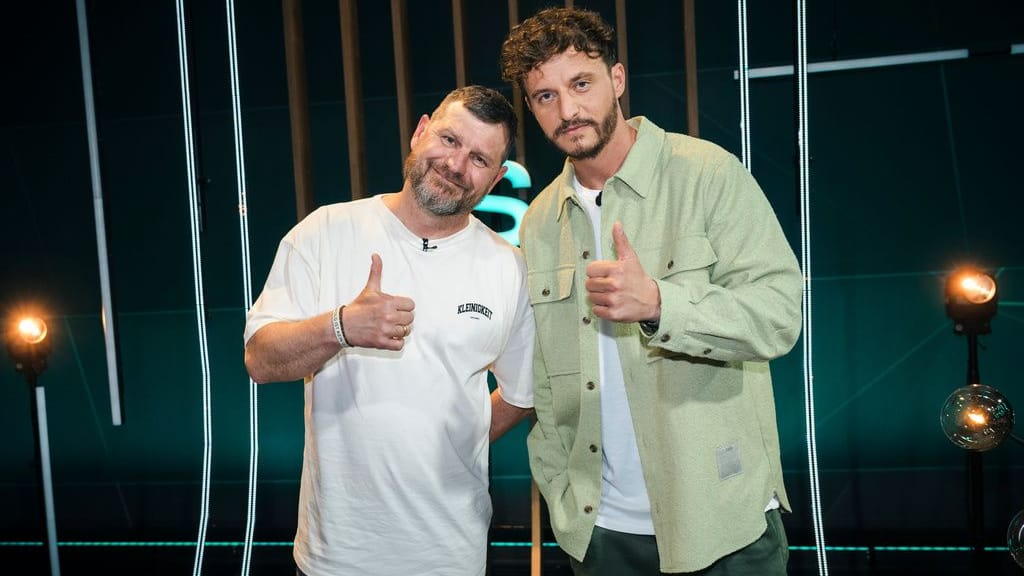 Steffen Baumgart und Tommi Schmitt posieren zusammen: Baumgart war zu Gast bei "Studio Schmitt".