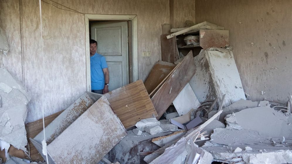 Kiew: Ein Mann betrachtet sein Büro, das bei einem nächtlichen Angriff durch eine russische Drohne beschädigt wurde.