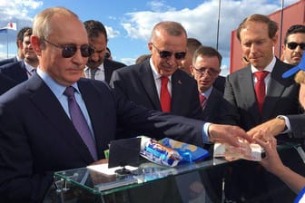 Putin und Erdoğan besuchen im Jahr 2019 eine Militärmesse in Moskau: Für den Kreml ist die Wiederwahl des türkischen Präsidenten das gewünscht Ergebnis.