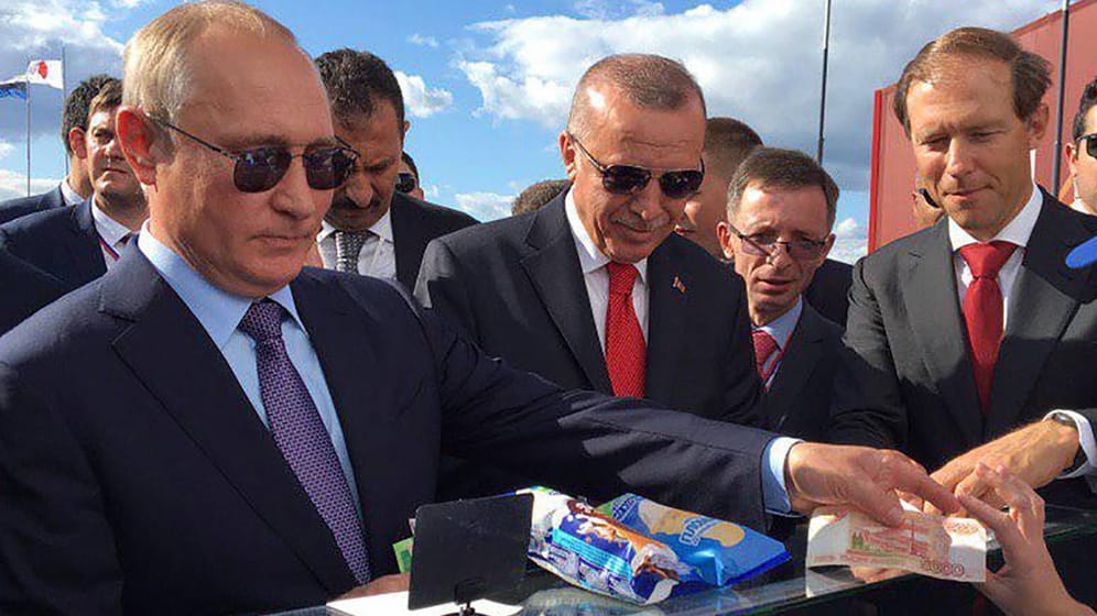 Putin und Erdoğan besuchen im Jahr 2019 eine Militärmesse in Moskau: Für den Kreml ist die Wiederwahl des türkischen Präsidenten das gewünscht Ergebnis.