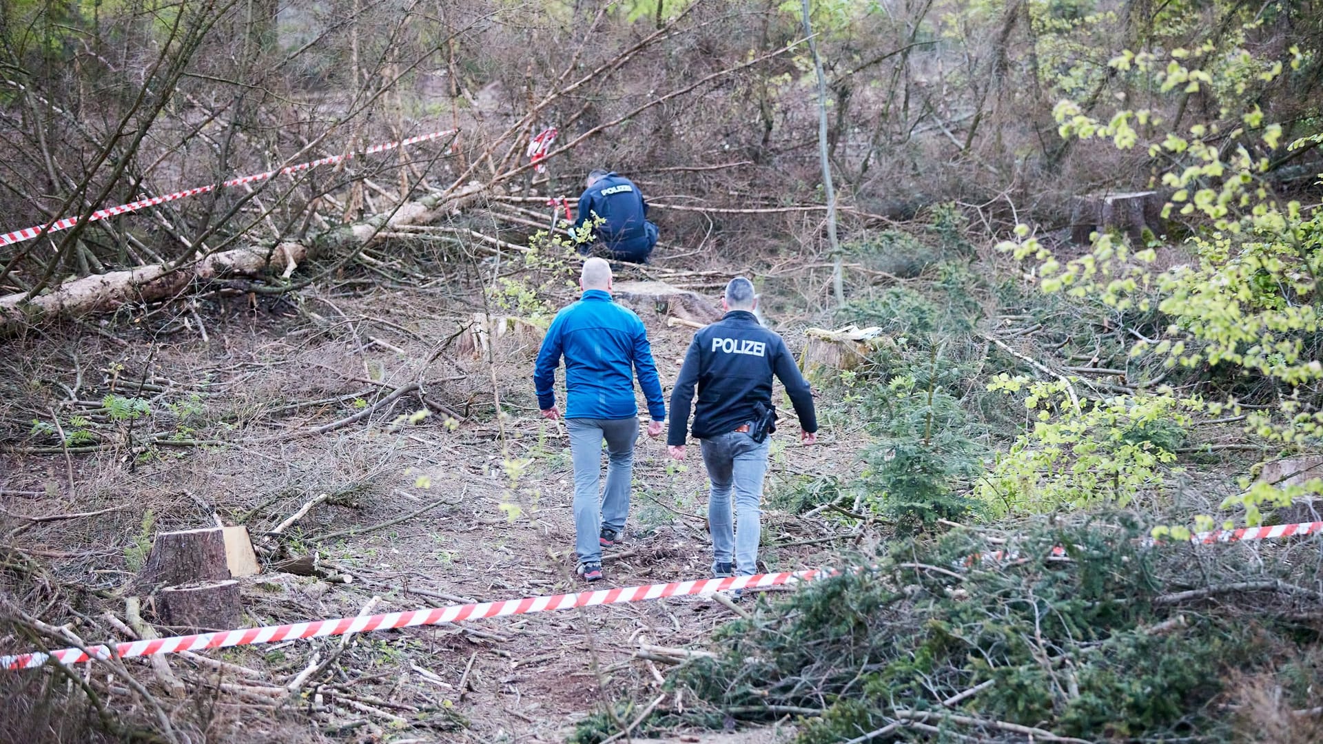 Die Polizei sichert den Unfallort: Auch ein Rettungshubschrauber konnte den Mann nicht mehr retten. Die Polizei sichert den Unfallort: Auch ein Rettungshubschrauber konnte den Mann nicht mehr retten.