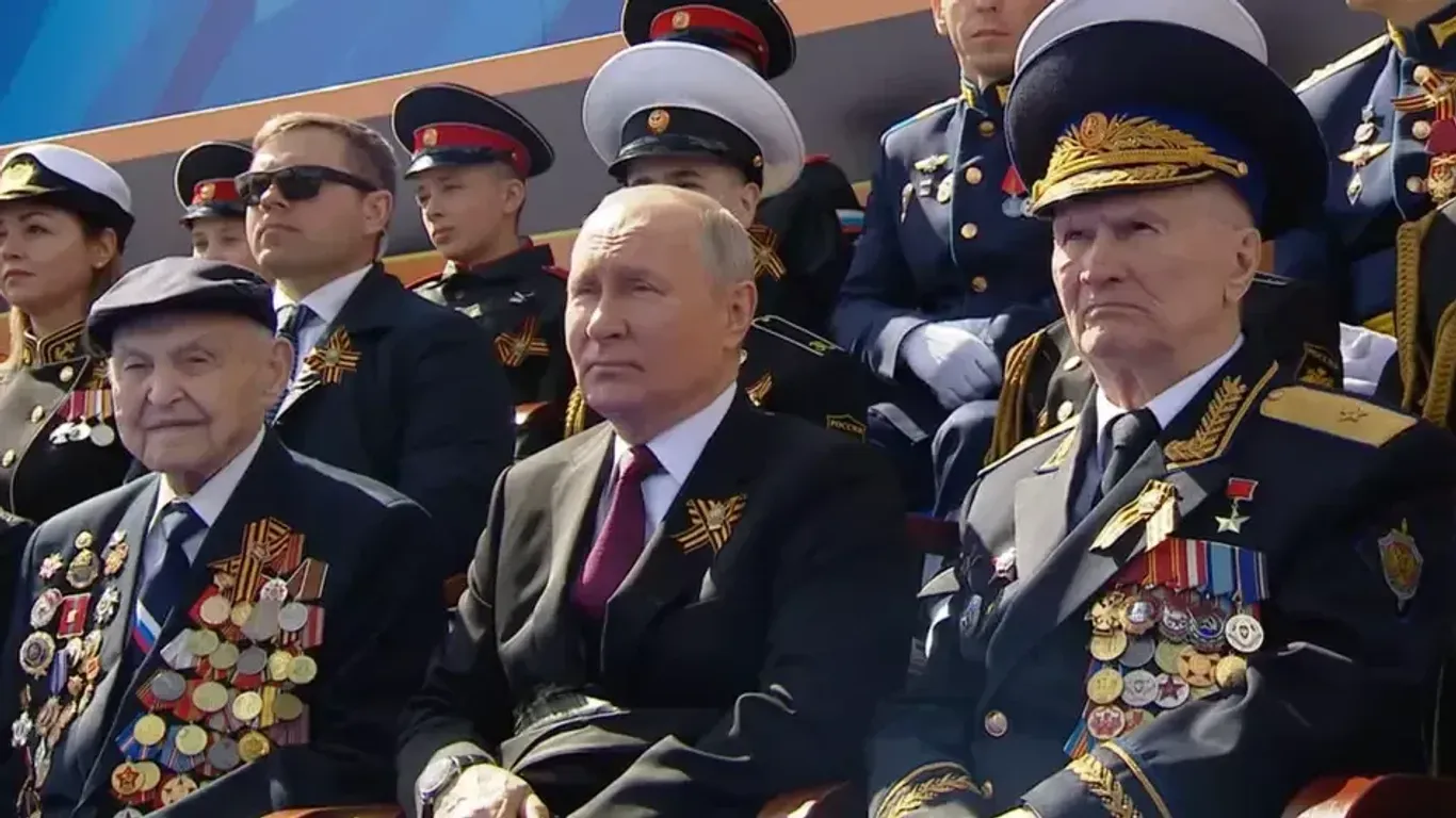 Wladimir Putin neben zwei Veteranen bei der Parade zum Tag des Sieges über den Nationalsozialismus: Keiner der Männer kämpfte gegen die Nazis.
