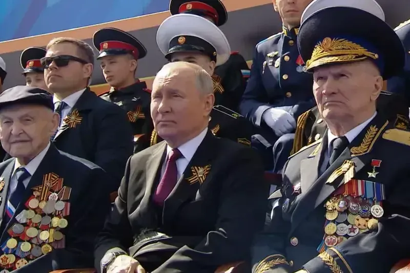 Wladimir Putin neben zwei Veteranen bei der Parade zum Tag des Sieges über den Nationalsozialismus: Keiner der Männer kämpfte gegen die Nazis.