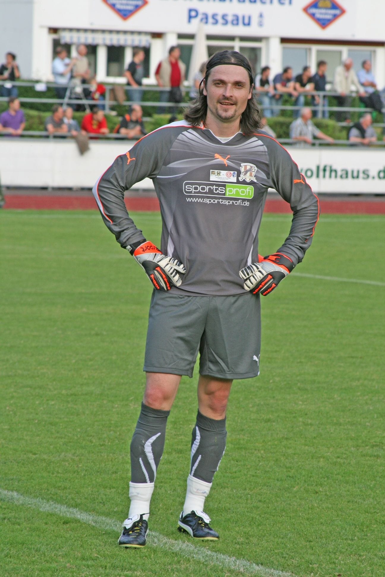 ... gab er in Passau im Dreiflüssestadion sein Abschiedsspiel, bei dem unter anderem Guido Buchwald, Pierre van Hooijdonk und Fredi Bobic dabei waren.