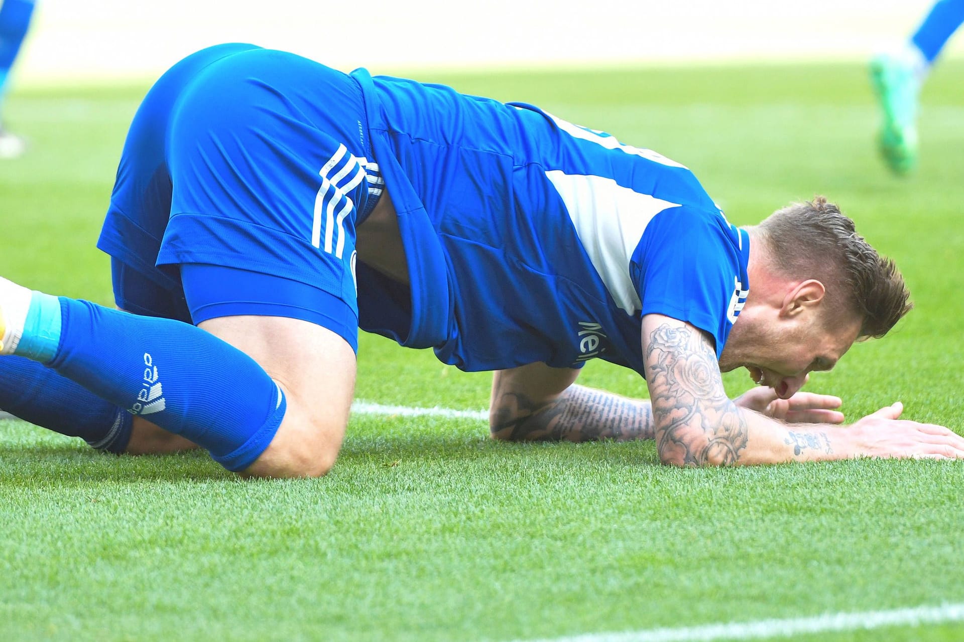 Sebastian Polter: Der Stürmer ärgert sich über den Abstieg des FC Schalke 04 in die 2. Bundesliga.