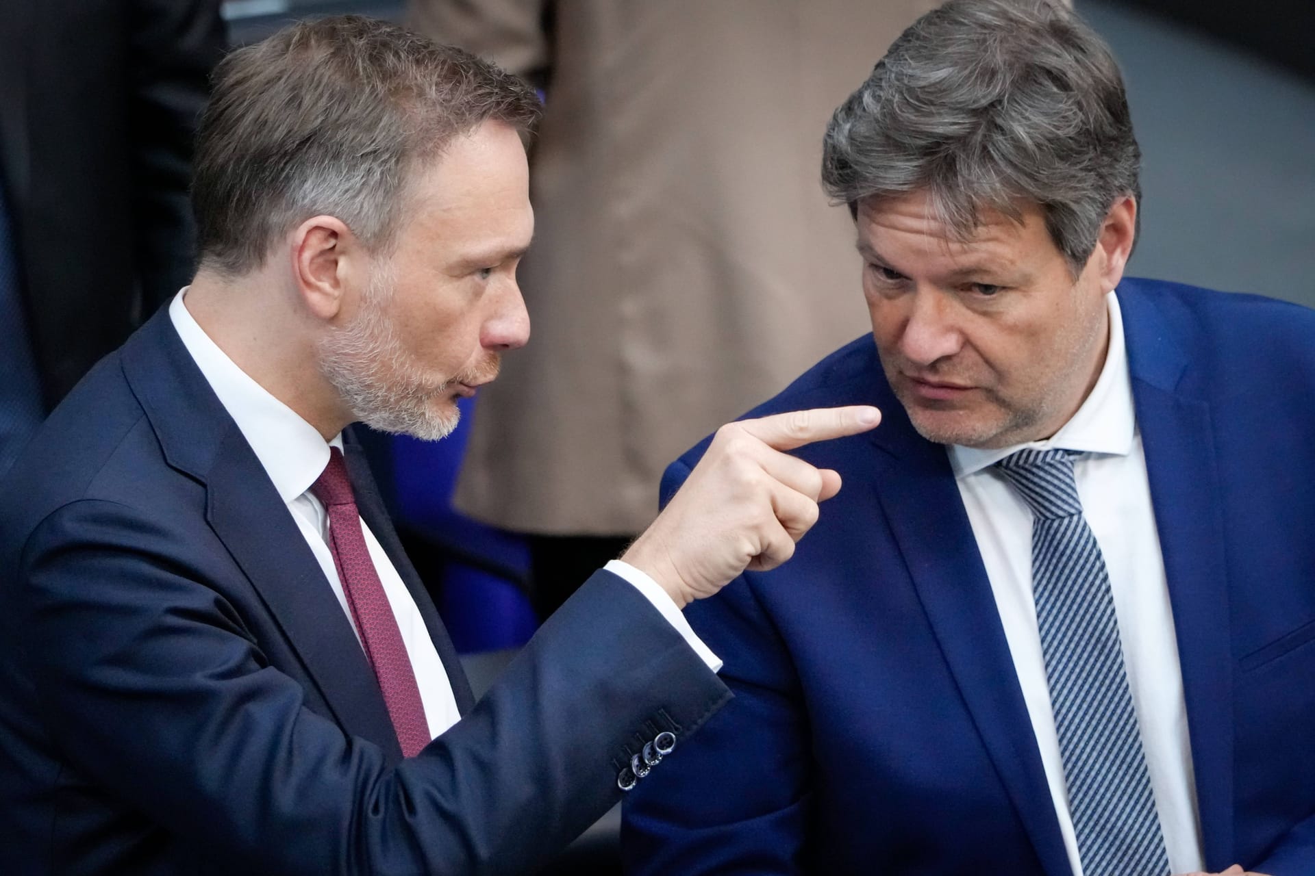 Christian Lindner (l) und Robert Habeck: Die FDP hat 77 weitere Fragen ans BMWK gesendet.