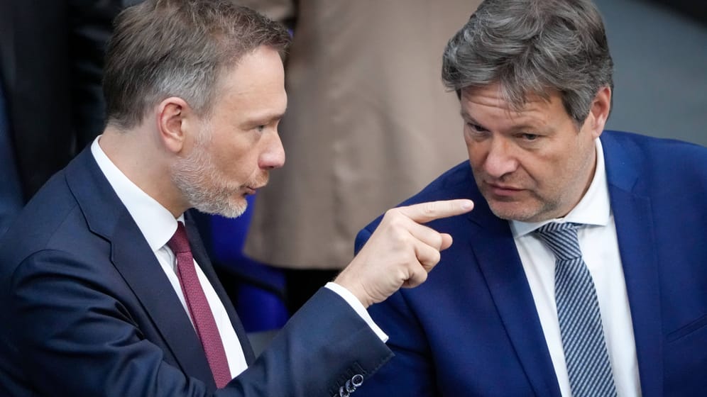 Christian Lindner (l) und Robert Habeck: Die FDP hat 77 weitere Fragen ans BMWK gesendet.