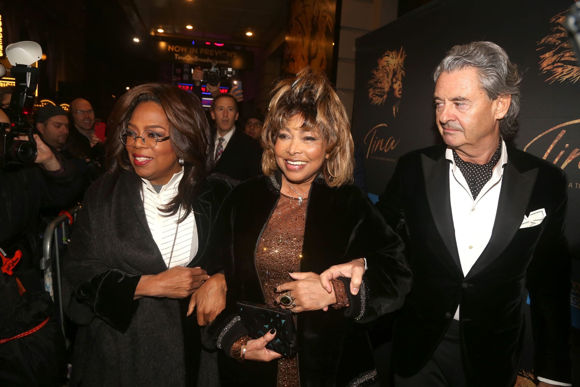 Oprah Winfrey, Tina Turner und Erwin Bach: Die Talklegende und Turners Ehemann stützen die Sängerin.
