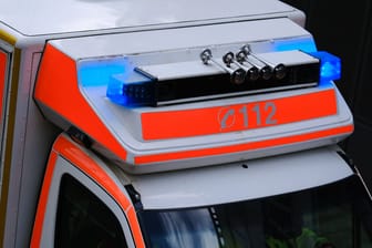 Krankenwagen im Einsatz (Symbolbild): In der Freizeitliga Nordpommern ist es zu einem tragischen Zwischenfall gekommen.