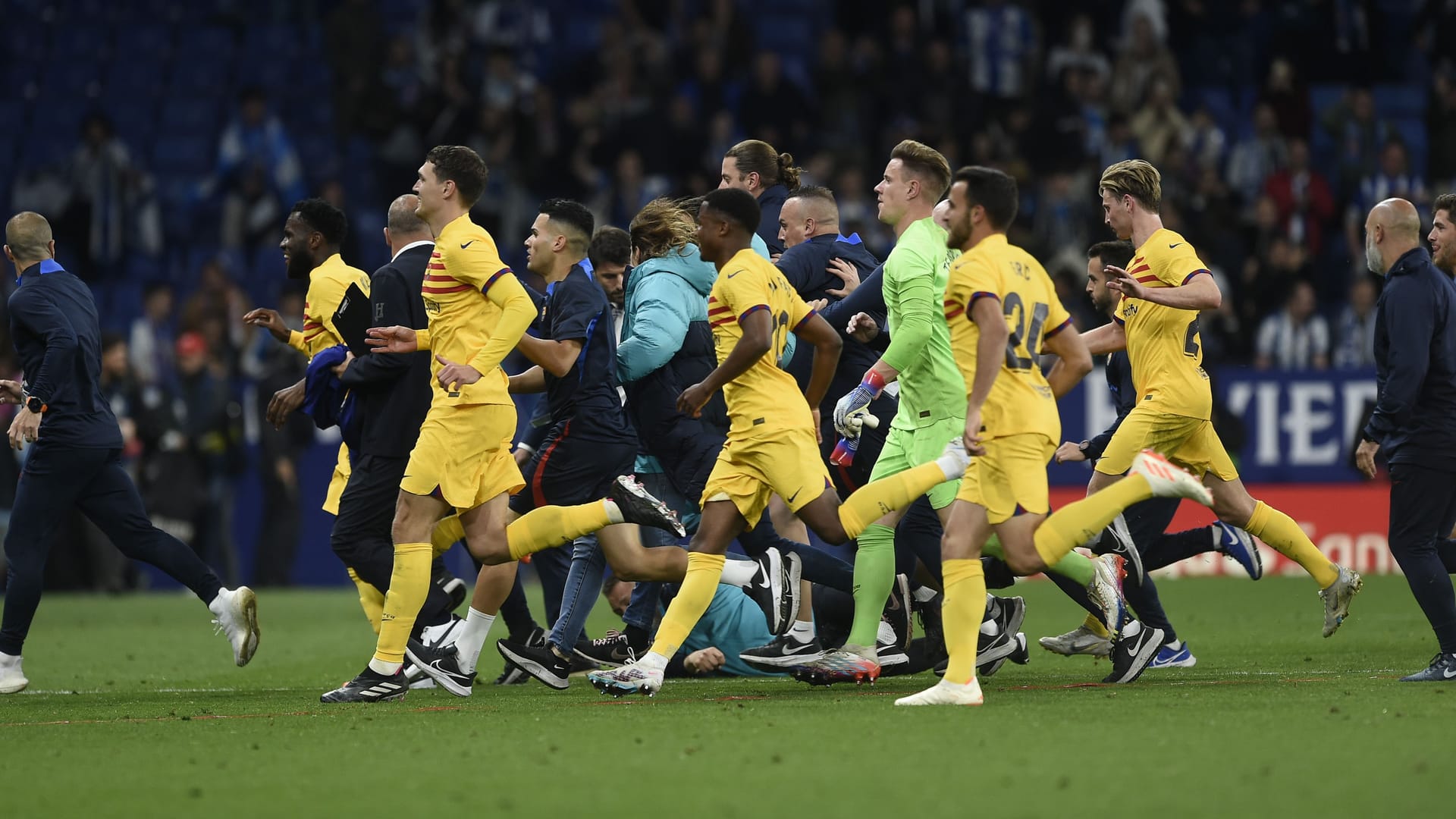 Barcelona-Spieler flüchten: Ihre Meisterfeier wurde von den gegnerischen Fans rüde beendet. Barcelona-Spieler flüchten: Ihre Meisterfeier wurde von den gegnerischen Fans rüde beendet.