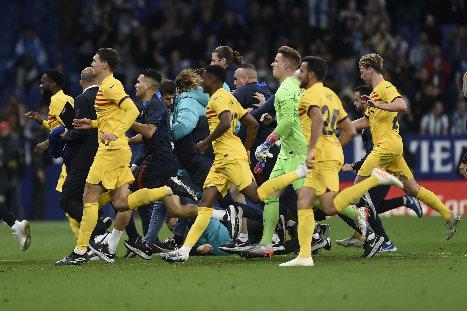 Barcelona-Spieler flüchten: Ihre Meisterfeier wurde von den gegnerischen Fans rüde beendet.