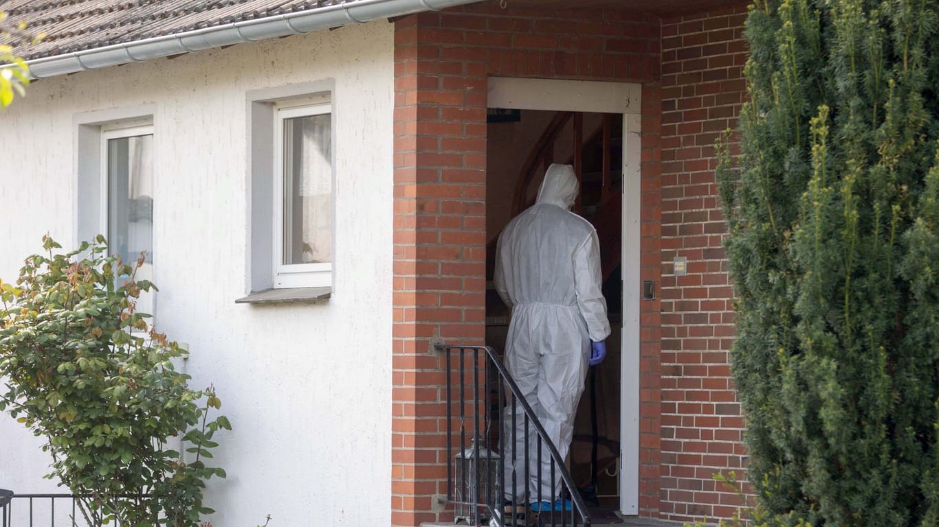 Beamte der Spurensicherung untersuchen ein Haus im Ortsteil Bettmar: Hier fand die Polizei die Leiche einer 83-Jährigen.