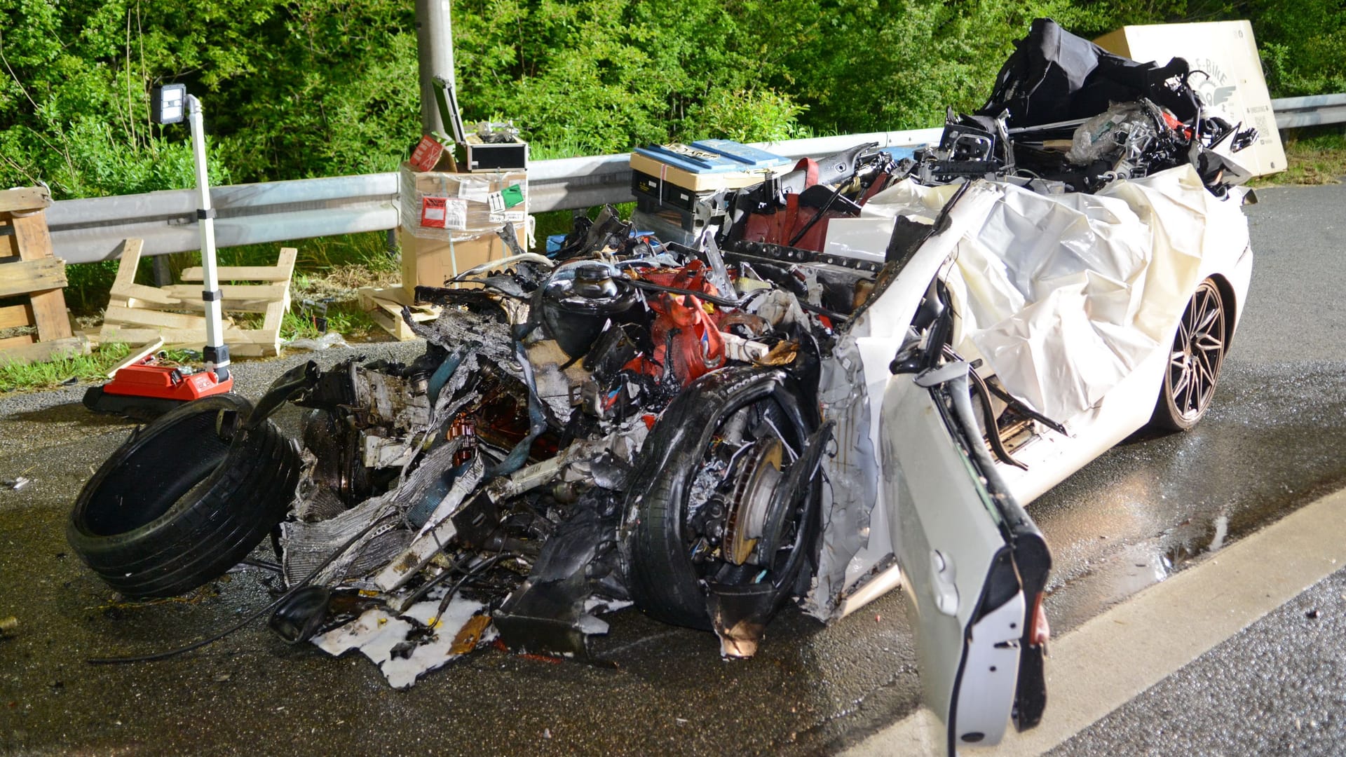 Total zerstört: Der Wagen wurde bei dem Unfall unter einen Lastwagen geschoben.