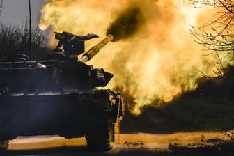 Ein ukrainischer Kampfpanzer im Einsatz an der Front im Donbass.