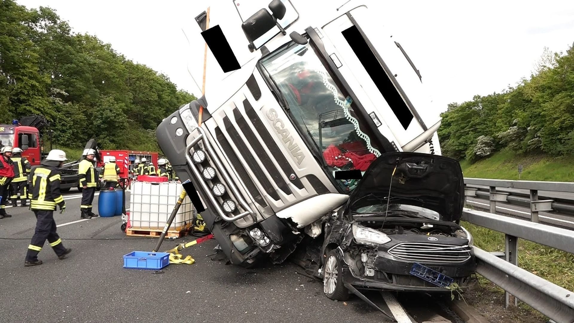Lkw kippt auf Auto Lkw kippt auf Auto