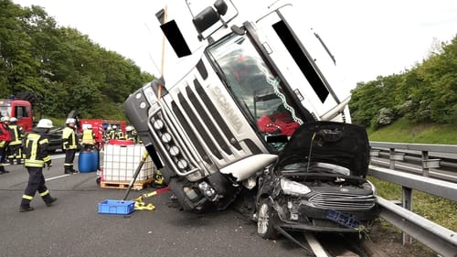 Unfall Auf A1 Lkw Kippt Auf Auto Familie Schwer Verletzt