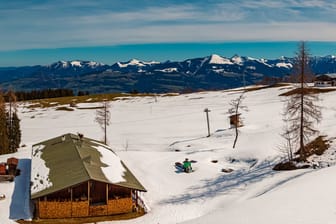 Die Alpen am Rossfeld in der Nähe von Berchtesgaden (Archivbild): Schnee, aber auch Starkregen ist für den Wochenbeginn angekündigt.