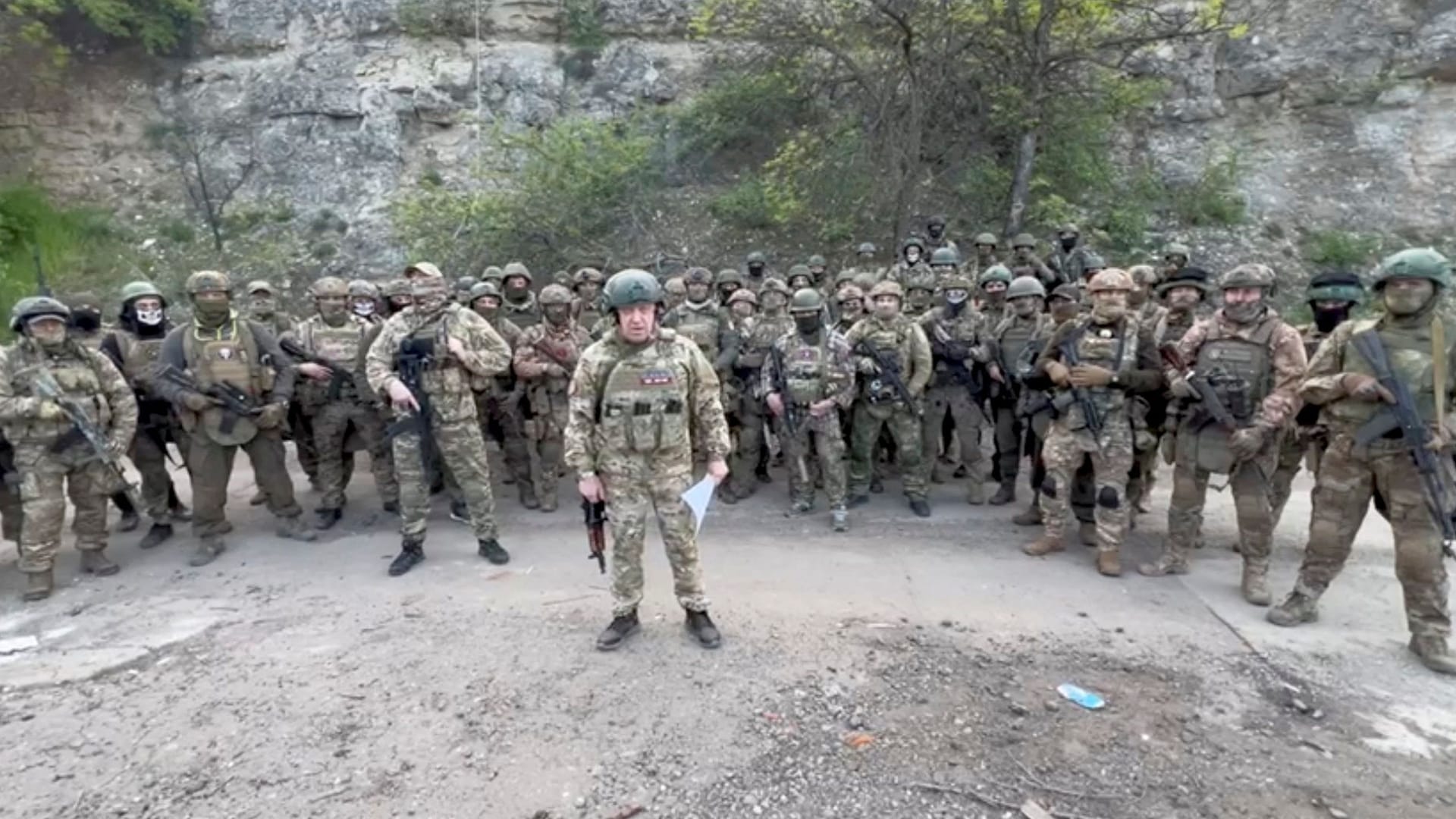 Der Gründer der Wagner-Gruppe, Jewgenij Prigoschin (M.), mit einem Teil seiner Söldner in der Ukraine (Archivbild).