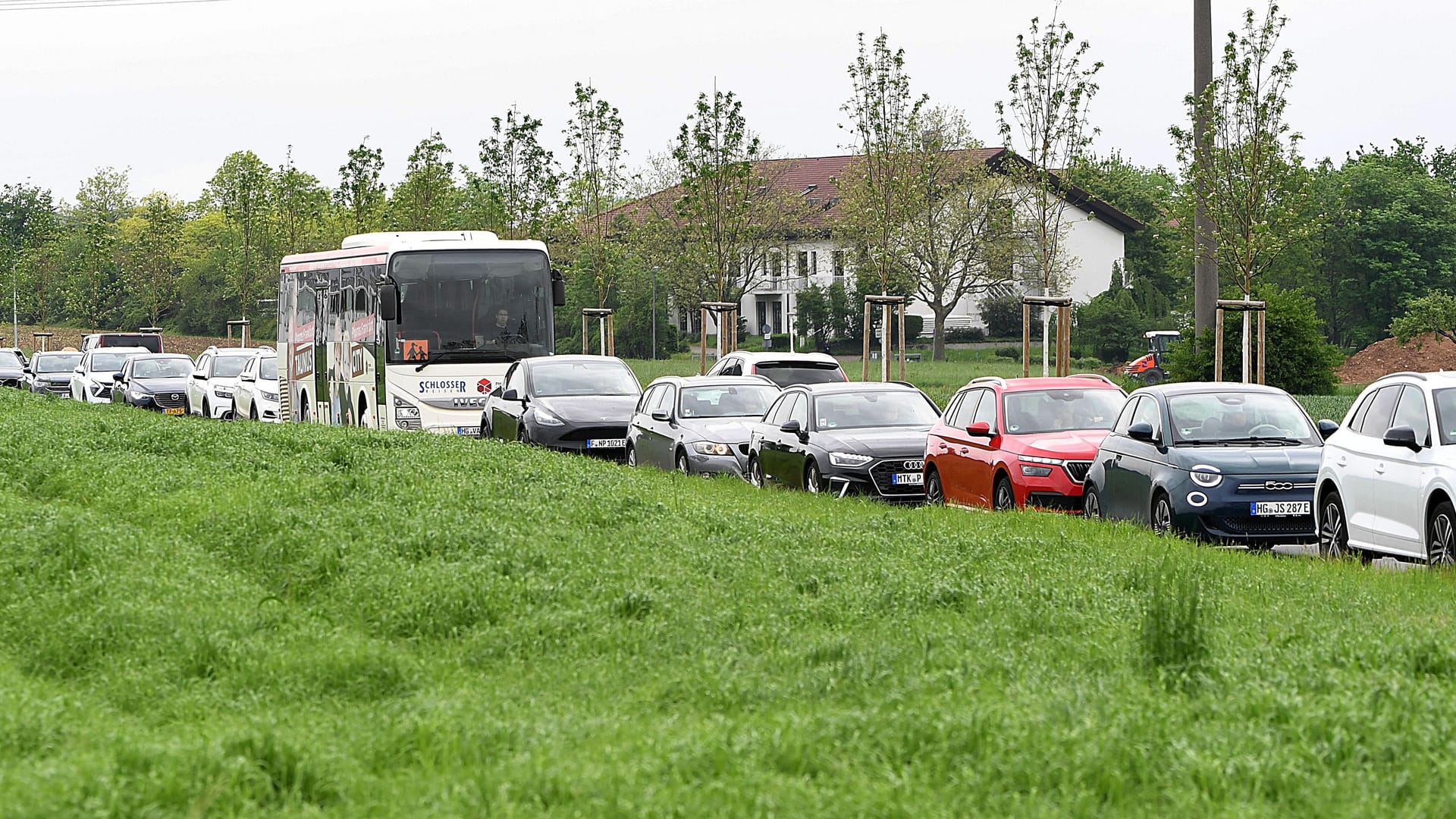 Stau vor der Privatschule in Steinbach: Nur eine einzige Allee führt derzeit zum Schulgelände.