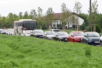 Stau vor der Privatschule in Steinbach: Nur eine einzige Allee führt derzeit zum Schulgelände.