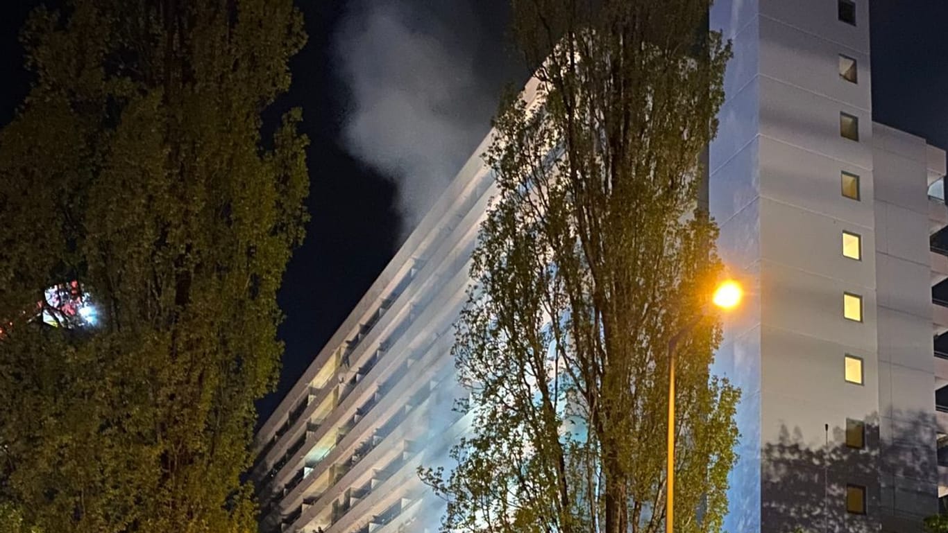 Feuerwehrleute bekämpfen den Brand in einem Münchner Hochhaus.