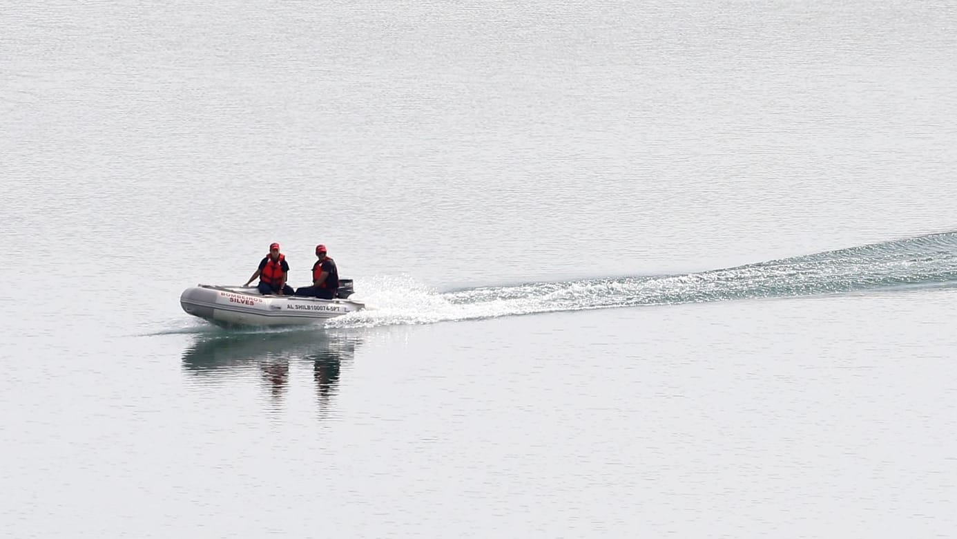 Ein Polizeiboot überquert den Arade-Stausee (Portugal): Auf Bitten des deutschen Bundeskriminalamtes wird an einem Stausee erneut nach der vermissten Maddie gesucht.