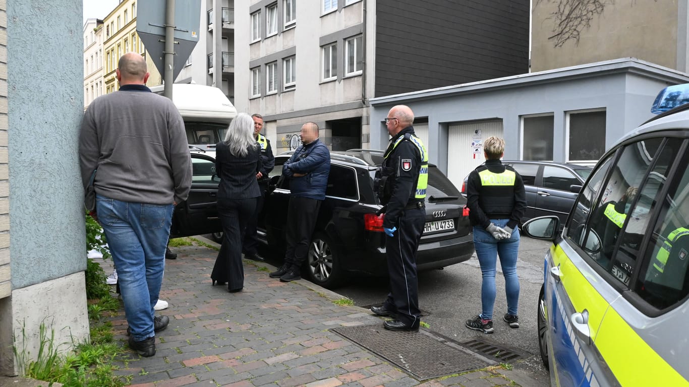 Einsatzkräfte im Hamburger Stadtteil Harburg: Hier wurden mehrere Gebäude durchsucht.