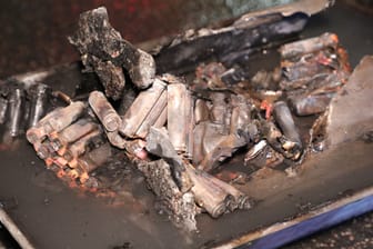 Der brennende E-Scooter-Akku wurde ins Freie gebracht und zur Kühlung in ein Wasserbad gelegt.