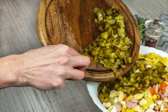Das Gurkenwasser der Cornichons können Sie für selbstgemachte Salatdressings nutzen.