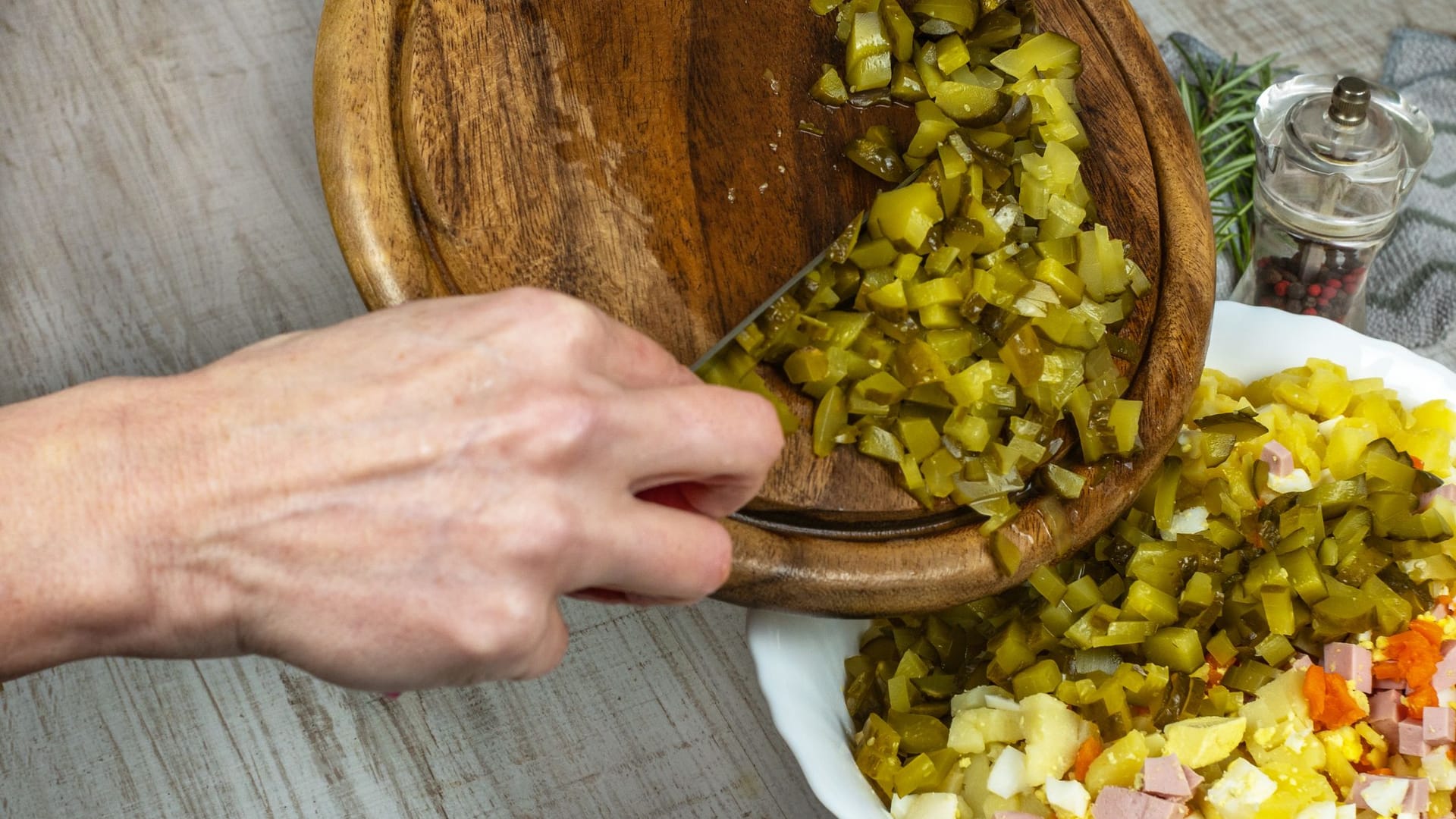 Das Gurkenwasser der Cornichons können Sie für selbstgemachte Salatdressings nutzen.