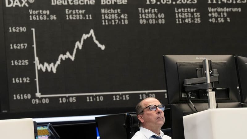 Ein Aktienhändler an der Frankfurter Börse: Der Dax hat einen neuen Höchststand erreicht.